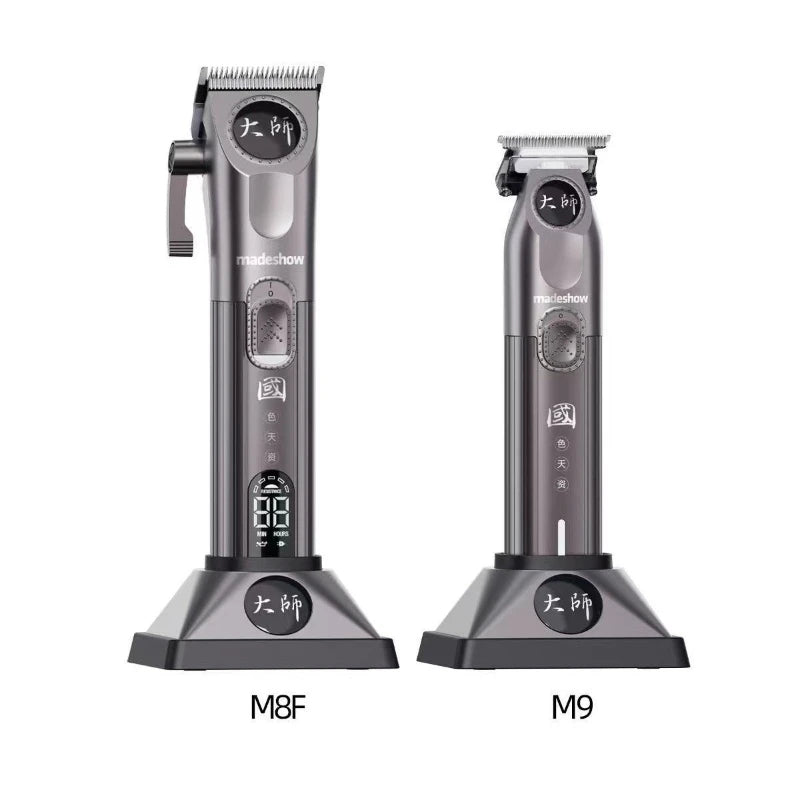 Ein Paar professioneller kabelloser Haarschere, Modelle M8F und M9, nebeneinander dargestellt.