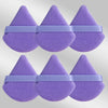 Un ensemble de six puffs de maquillage triangulaires violettes avec des bandes lavande.