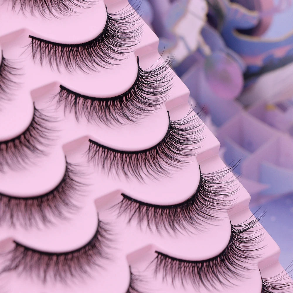 Nahaufnahme dramatischer 3D-Falschelashs in rosa Ton