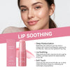 Ein pinkes Lippenbalsam-Stift neben der Verpackung, wobei eine Frau das Produkt aufträgt und lächelt.