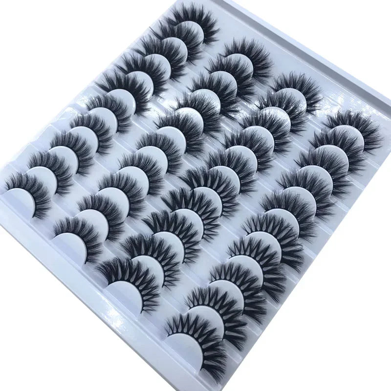 Un plateau de faux cils de renard 3D de différentes formes et longueurs.