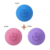 Dos bolas de masaje de silicona de 6.3 cm, una azul y una rosa, mostradas junto a un signo de suma.