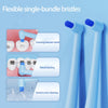 Deux brosses à dents souples à usage unique nettoyant entre les dents, nettoyage de détails et couronne dentaire.