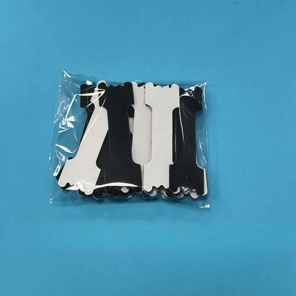 Un paquet en plastique transparent contenant plusieurs bandes nasales anti-ronflements noir et blanc.