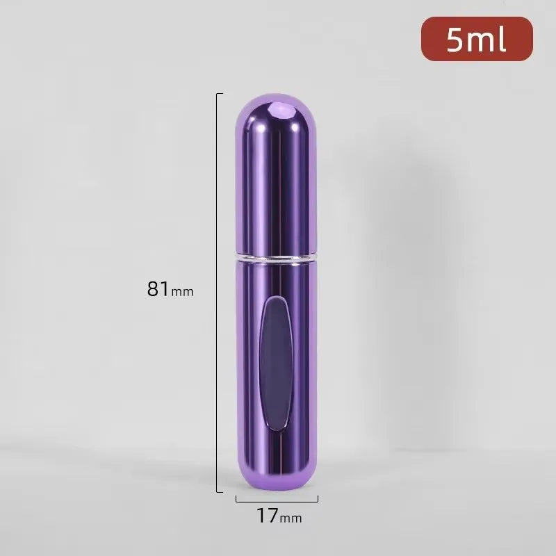 Flacon de parfum violet rechargeable avec pompe argentée, debout.