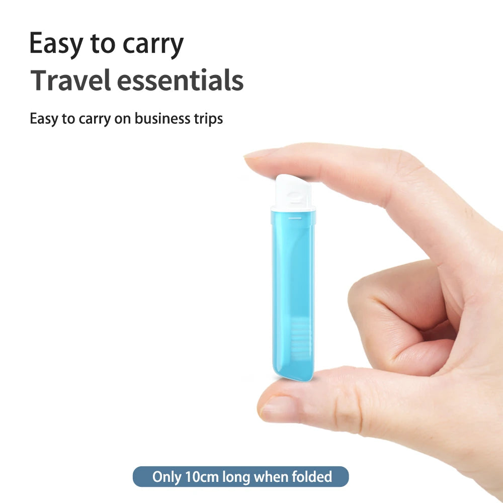 Une main tient un petit kit de brosses à dents de voyage pliables bleu clair.