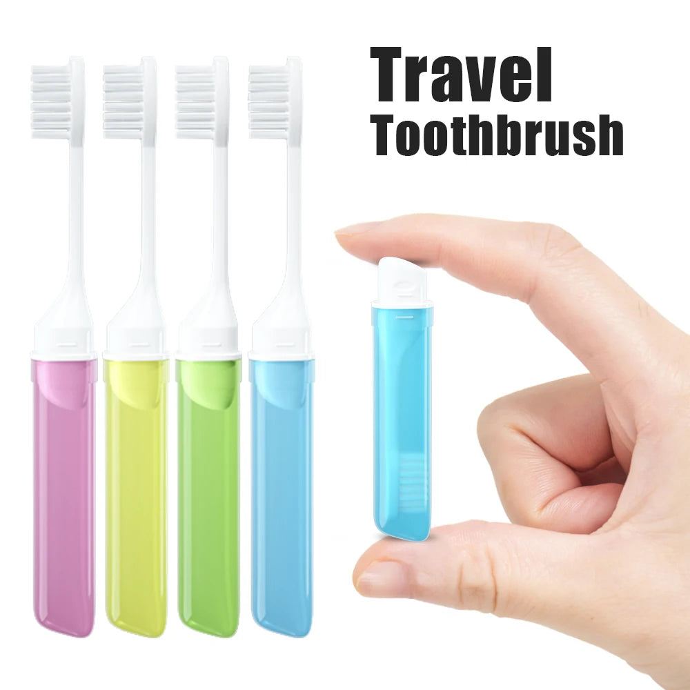Une main tient un ensemble de mini-brosses à dents pliables dans diverses couleurs, dont rose, vert lime et bleu.