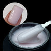 Un produit de construction en gel moyen brillant et blanc est montré dans un pot avec une main démontrant sa texture.