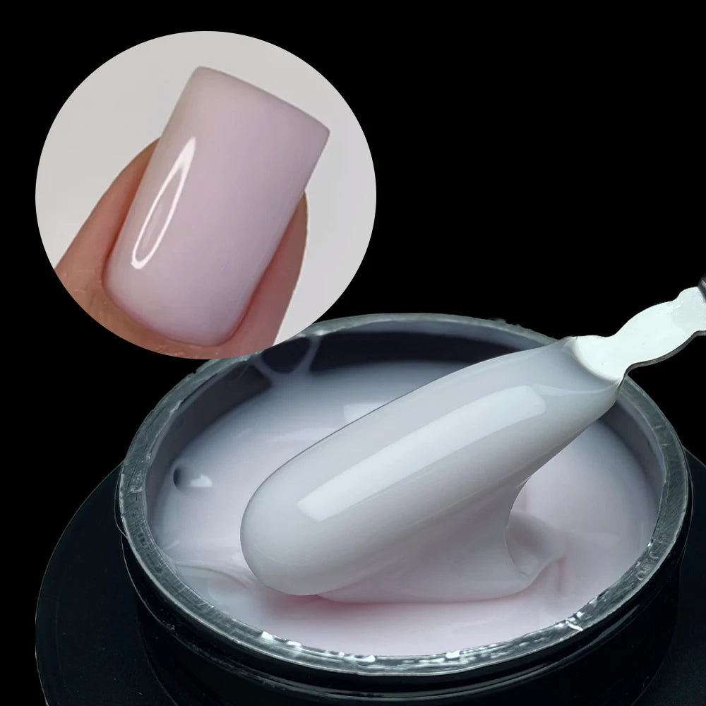 Un produit de construction en gel moyen brillant et blanc est montré dans un pot avec une main démontrant sa texture.