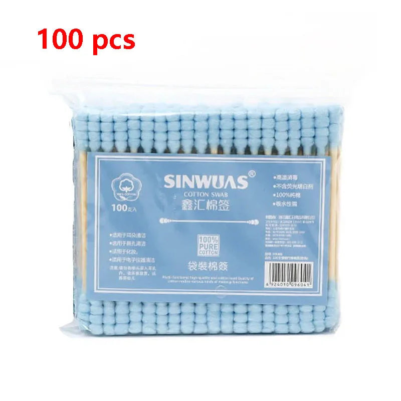 Un paquet de 100 cotons-tiges en bambou pour un nettoyage doux.