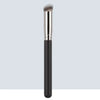 Pincel de maquillaje negro con ferrule plateada y cabeza esponjosa.