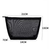 Sac cosmétique en maille noire, long de 21 cm et haut de 7 cm.