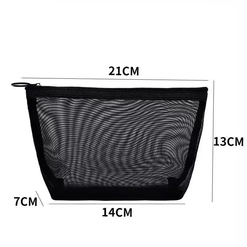 Sac cosmétique en maille noire, long de 21 cm et haut de 7 cm.