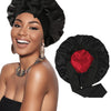 Una mujer modela un gorro de pelo de satén negro de doble capa con un collar de oro.