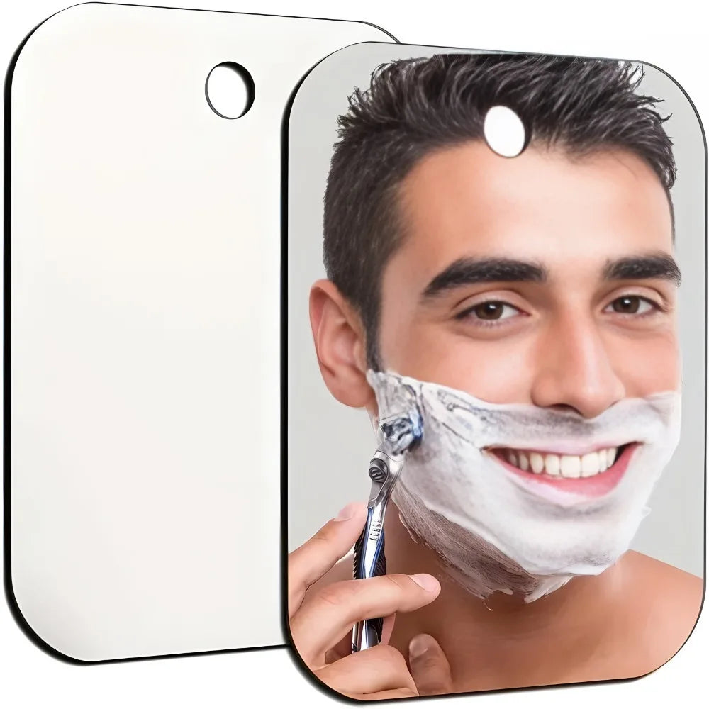 Un homme applique un produit cosmétique blanc sur son visage avec un petit pinceau devant un miroir de vanité acrylique sans 