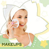 Une femme applique du maquillage avec une mèche blanche, un pois de maquillage portable et un étui à poudre sont visibles.