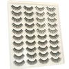 Plateau en plastique transparent contenant une bande de faux cils de renard noirs