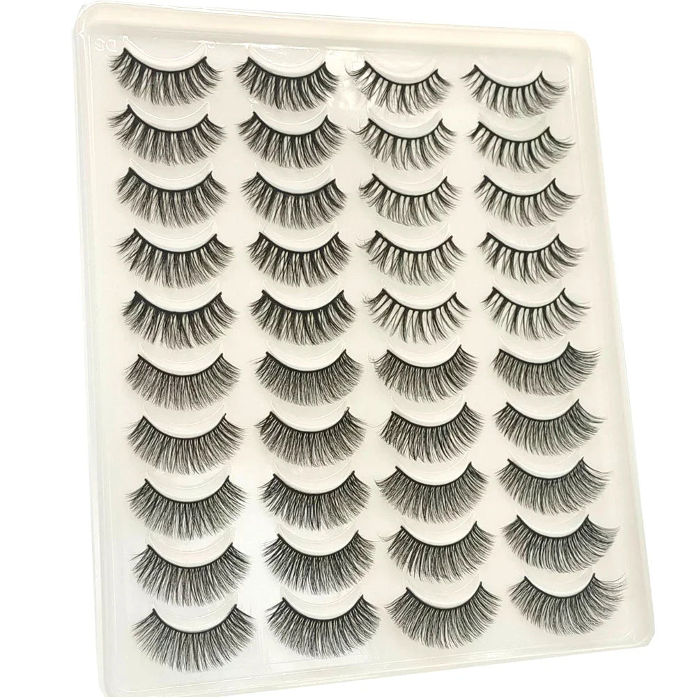 Plateau en plastique transparent contenant une bande de faux cils de renard noirs