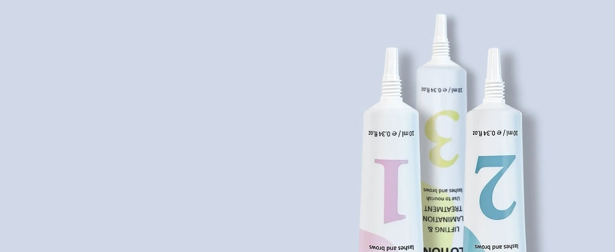 Trois flacons blancs de solution de lifting de cils et sourcils professionnels avec des étiquettes violettes et bleu sarcelle