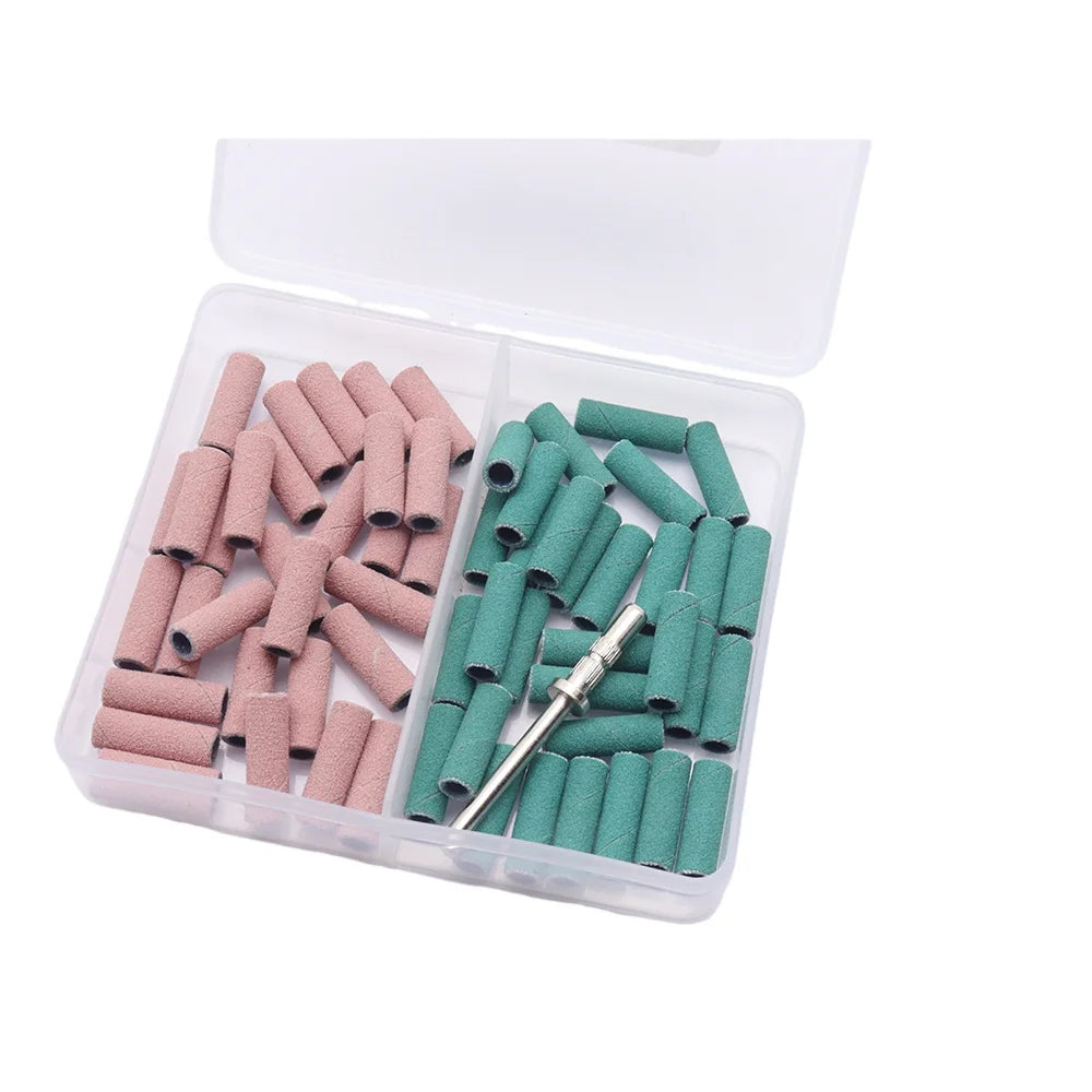 Boîte en plastique transparent contenant des bandes de ponçage miniatures de précision pour foreuses à ongles, roses et verte