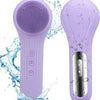 Cepillo facial de silicona eléctrica morado con cabeza texturizada y controles, junto a salpicaduras de agua.