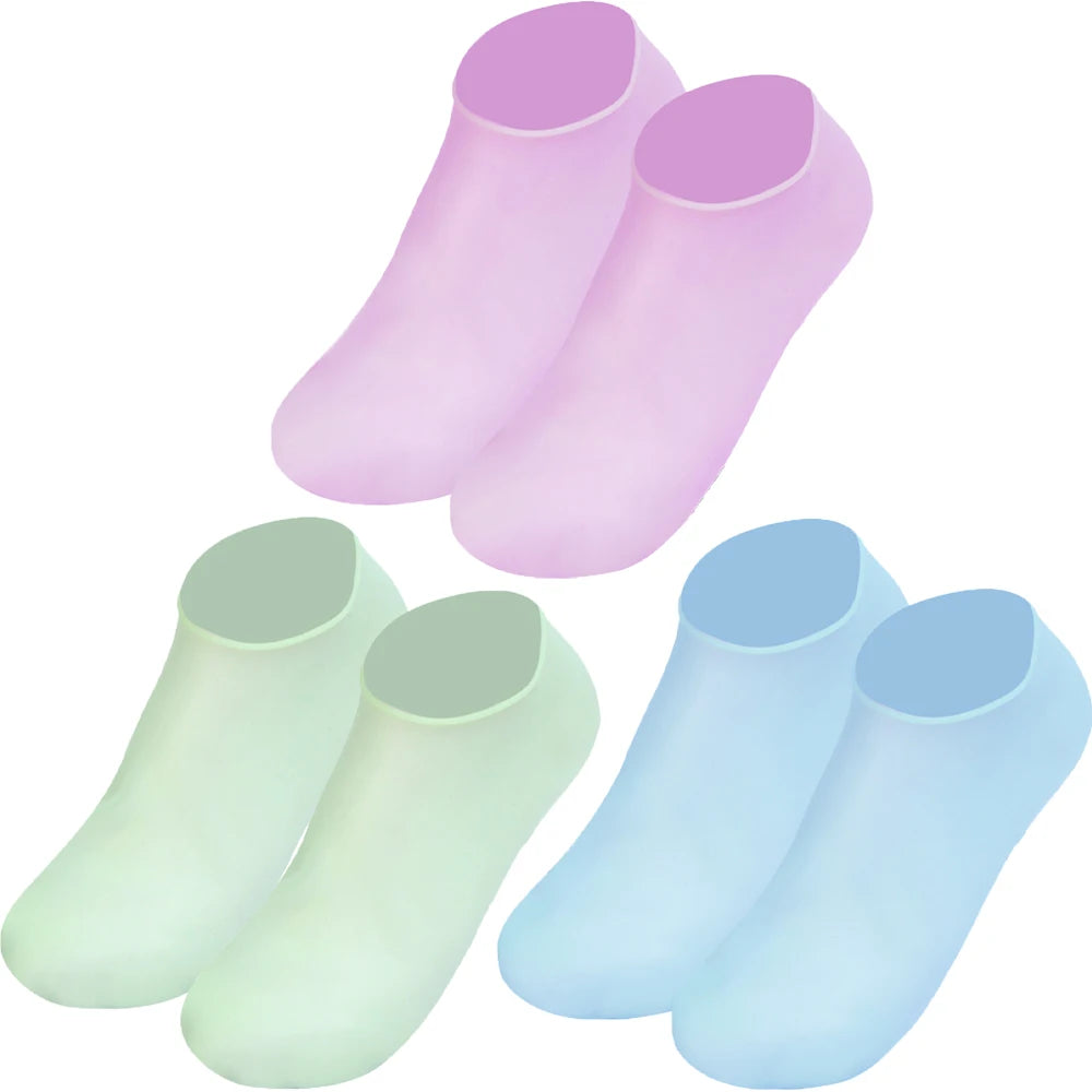 Ein Set aus rosa und blauem Silikon-Fußsocken zur Feuchtigkeitsversorgung trockener Haut.