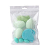 Bolsa de plástico transparente con un set de 12 esponjas de maquillaje multiusos en varios tonos de verde y azul.