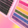 Una bandeja de plástico rosa llena de pestañas postizas de varios colores para volumen dramático