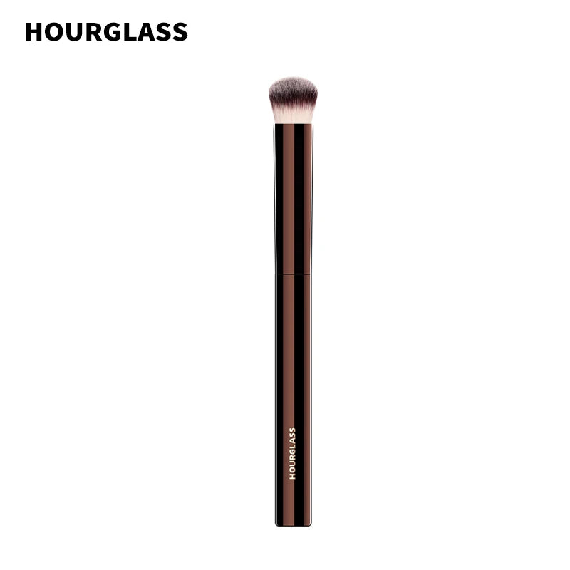 Un pinceau de maquillage long et fin avec une pointe de fibre dense et douce, dans un manche brun foncé.