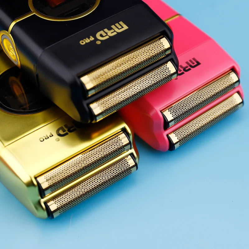 Tres afeitadoras eléctricas profesionales en negro, rosa y dorado sobre una superficie azul claro.