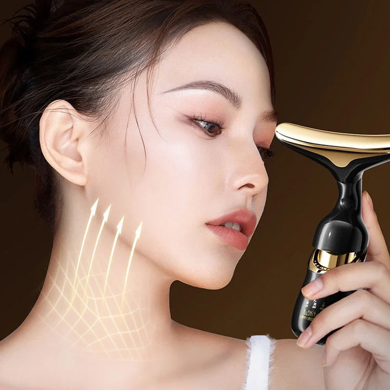 Una mujer usa un masajeador facial de microcorriente dorado en su cuello, demostrando su uso para el antienvejecimiento.