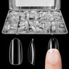 Une boîte en plastique transparent contenant un ensemble de pointes à ongles pressables de différentes formes et tailles, mon