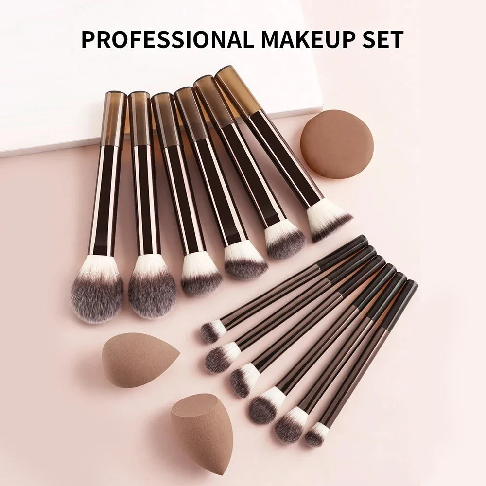 Un set profesional de maquillaje con doce brochas y varios compactos de rubor sobre una superficie rosa claro.