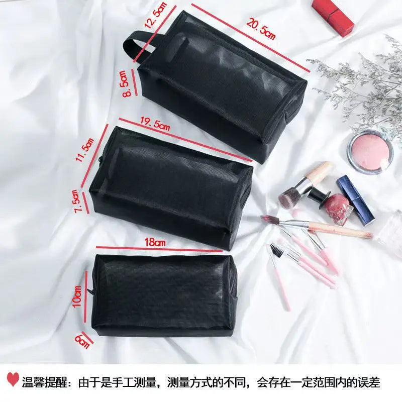 Un ensemble de trois sacs cosmétiques noirs en filet, avec leurs dimensions.