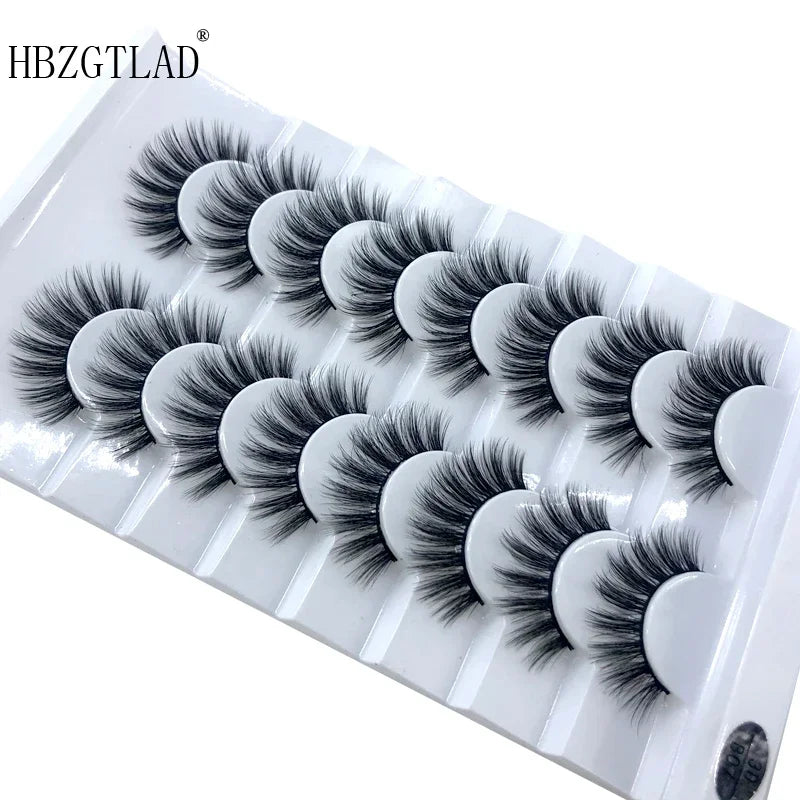 Un paquet de huit faux cils de renard de luxe sur un plateau en plastique blanc.