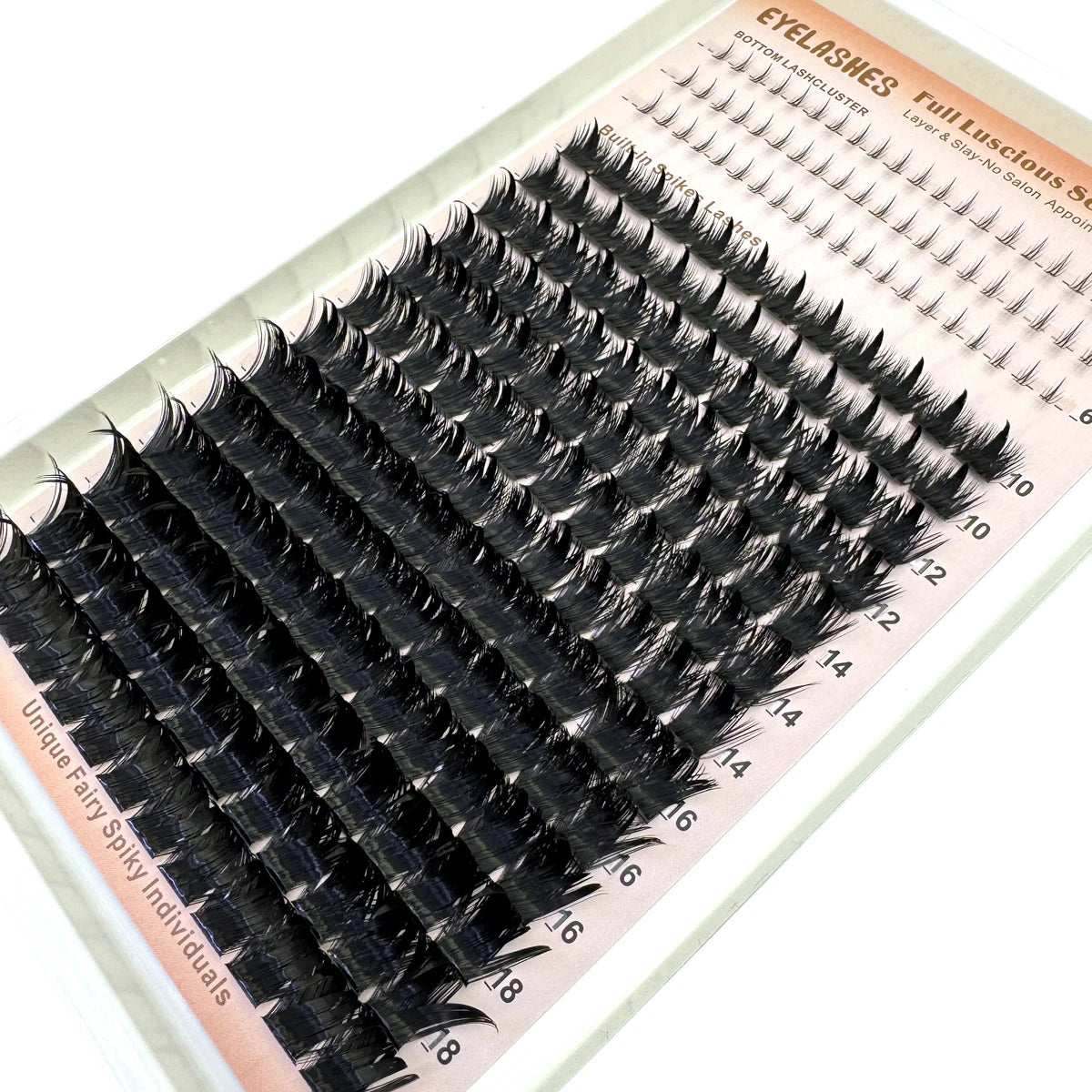 Primer plano de extensiones de pestañas anime espigadas y delgadas sobre una tarjeta de empaque.