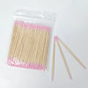 Sac en plastique transparent rempli de nombreux cotons-tiges à double pointe rose et blanc pour retirer le vernis à ongles.