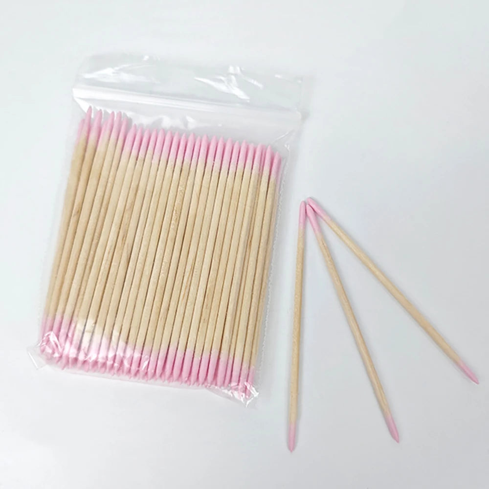 Sac en plastique transparent rempli de nombreux cotons-tiges à double pointe rose et blanc pour retirer le vernis à ongles.