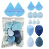 Un set de tampons de maquillage et d'éponges à poudre à plusieurs faces dans diverses nuances de bleu clair et de violet.