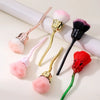 Un set de brochas de maquillaje con forma de rosa, cerdas rosas y negras con detalles dorados.