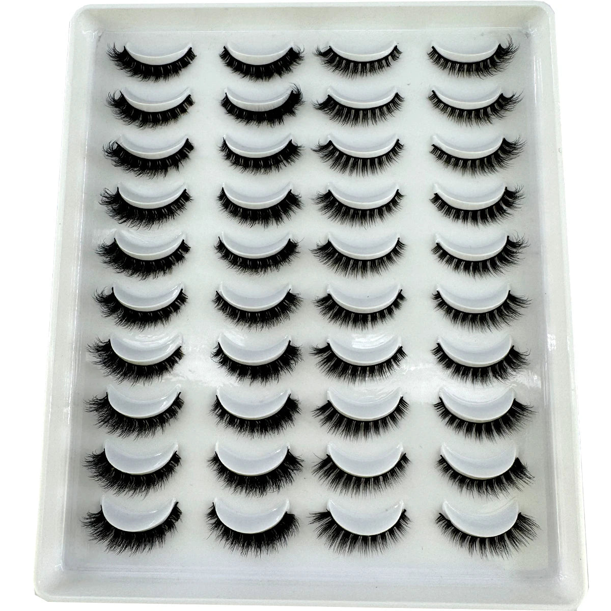 Un plateau en plastique contenant un ensemble de faux cils à bande de renard naturels pour usage cosmétique.