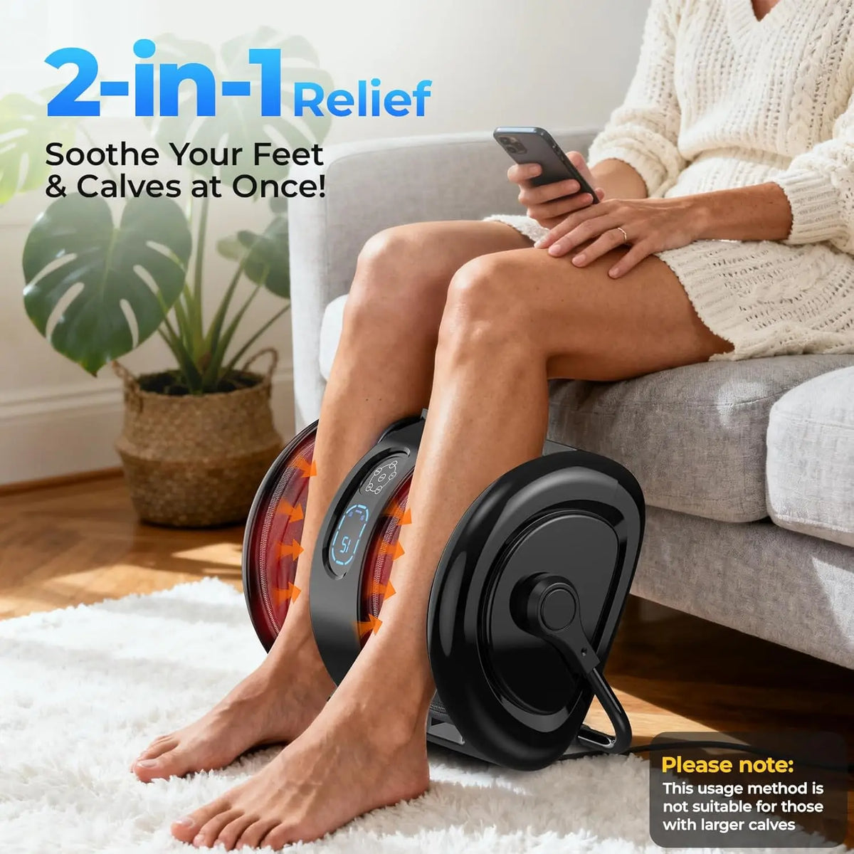 Eine Person benutzt einen 2-in-1-Entlastungs-Massager für Füße und Waden auf der Couch.