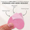 Un paño de uñas rosa y sin pelusa, mostrado en una mano, ilustrando su construcción de tres capas para limpiar y absorber