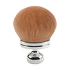 Une grande brosse de maquillage ronde, brun doré avec une ferule argentée.