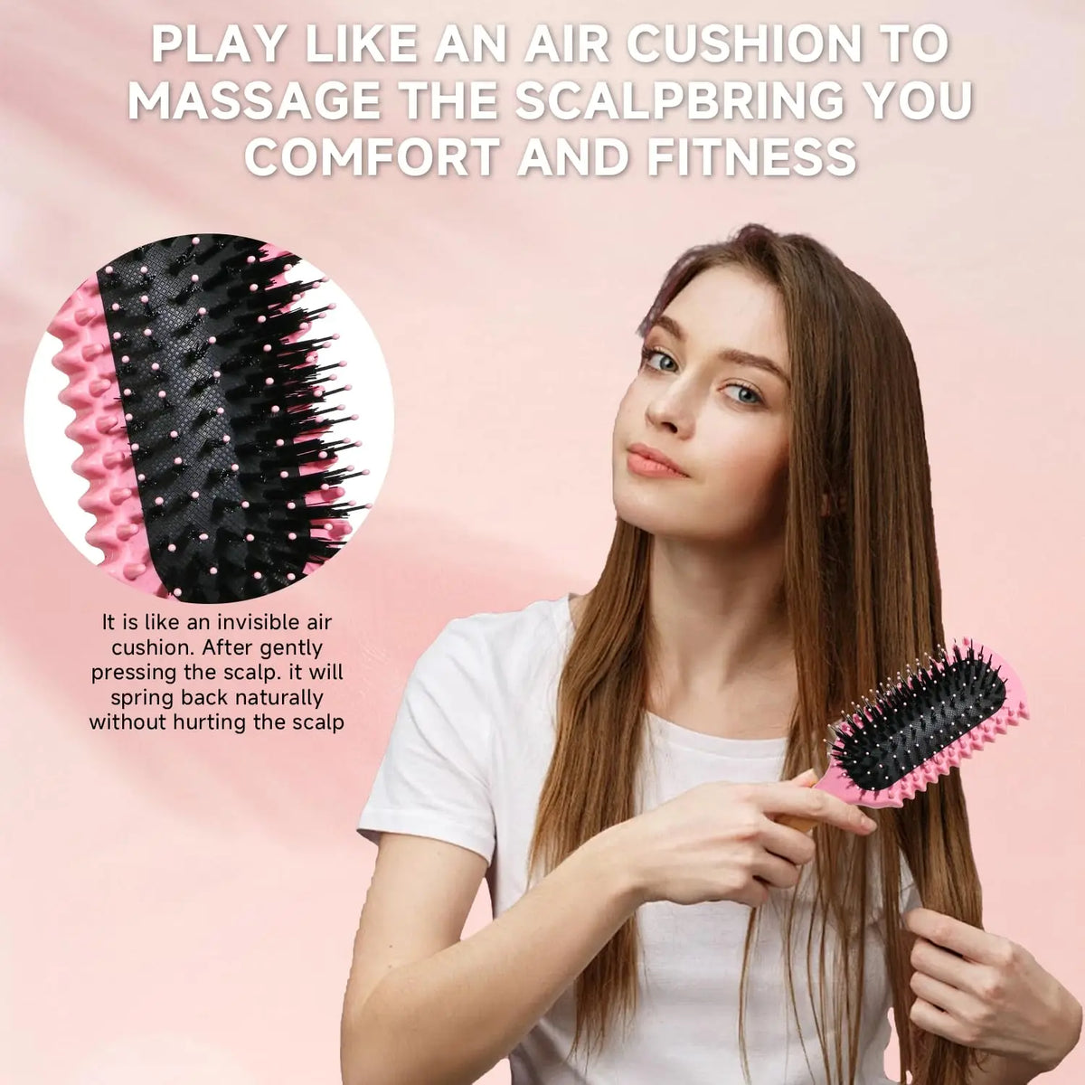 Une femme utilise un peigne rose et noir sur ses longs cheveux bruns pour masser le cuir chevelu.