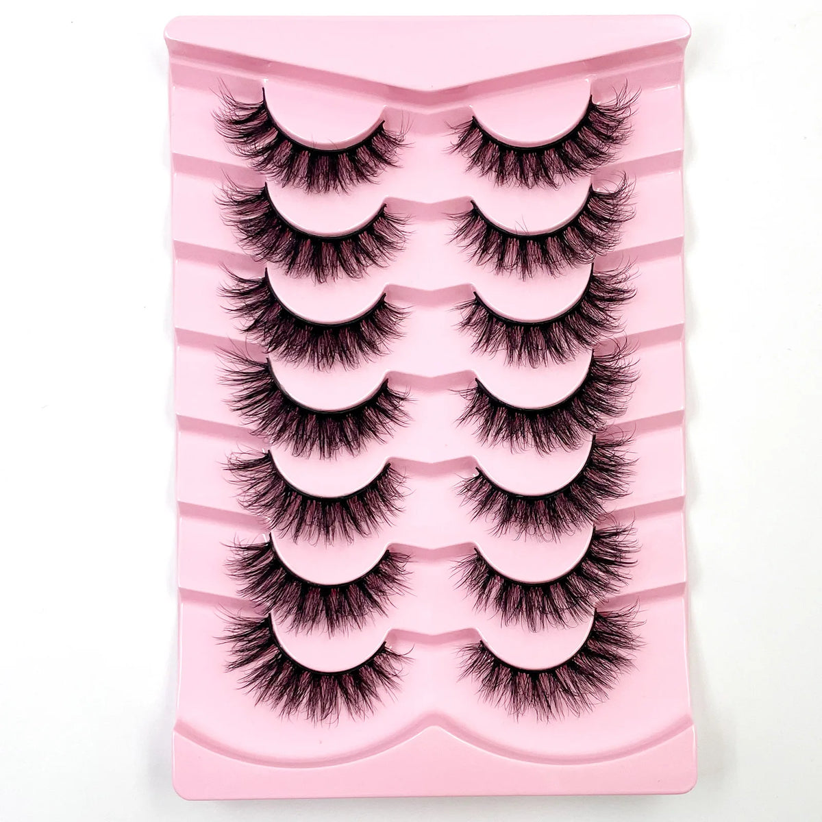 Plateau en plastique rose contenant plusieurs rangées de faux cils de renard dramatiques