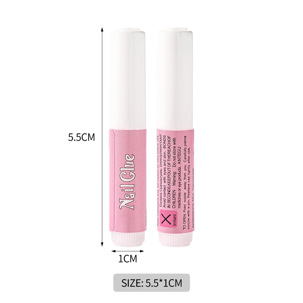 Un paire de tubes de colle à ongles roses avec des bouchons blancs et des étiquettes roses, montrés à côté d'une échelle de m