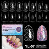 Diverses pointes de ongles en acrylique noires à thème sirène, de différentes tailles, présentées avec une main modèle.