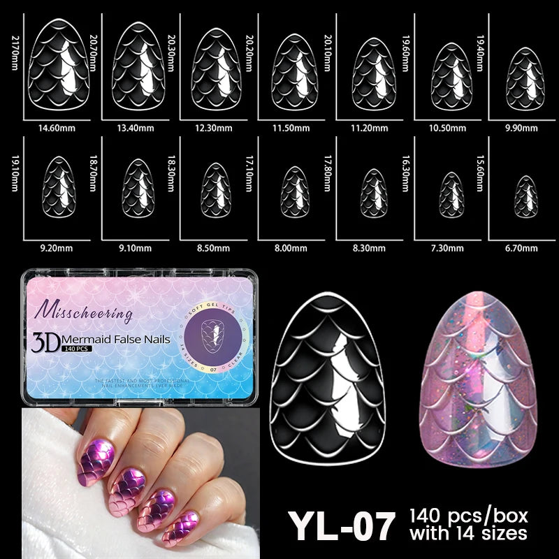 Diverses pointes de ongles en acrylique noires à thème sirène, de différentes tailles, présentées avec une main modèle.
