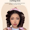 Une femme coiffant ses cheveux avec un fer à boucler imitation soie rose.